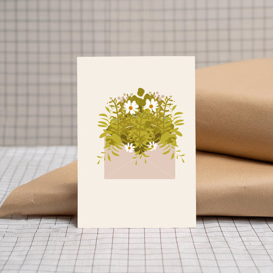 carte double avec une enveloppe et des fleurs pour féliciter un proche de la marque green and paper