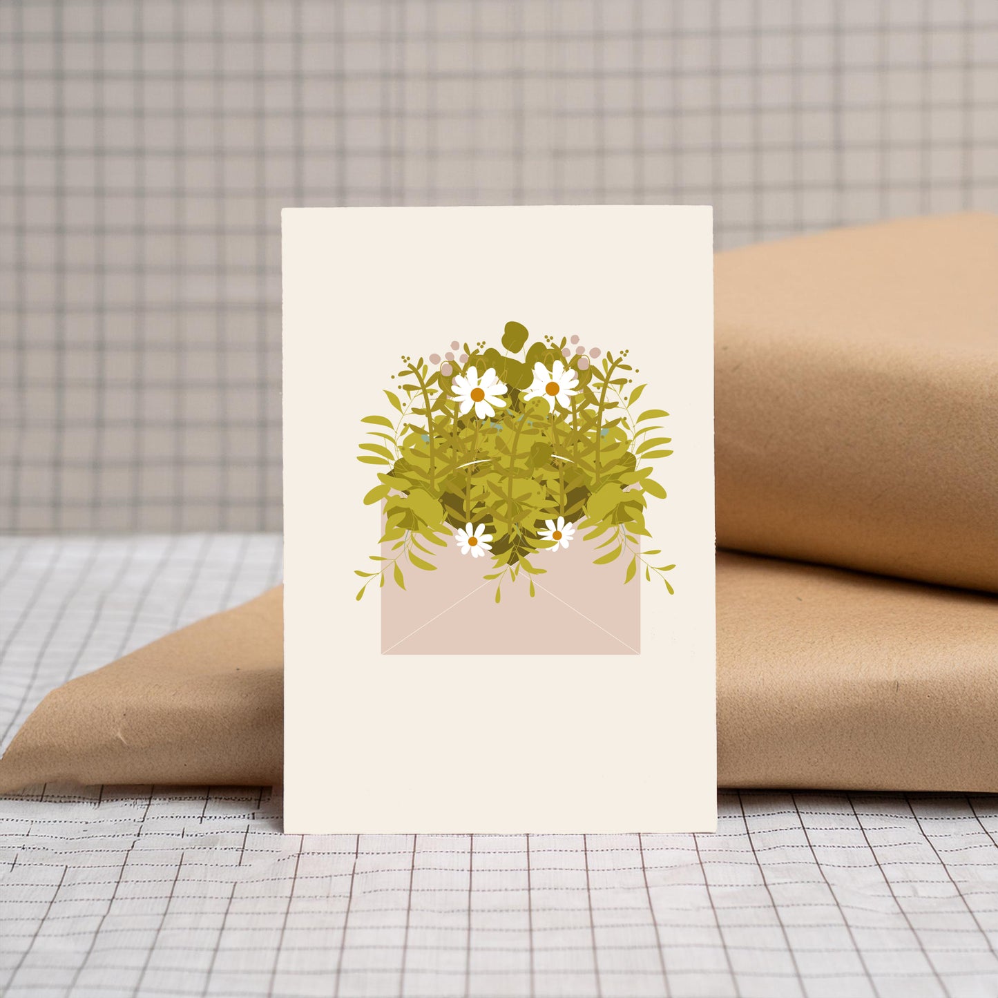 carte double avec une enveloppe et des fleurs pour féliciter un proche de la marque green and paper